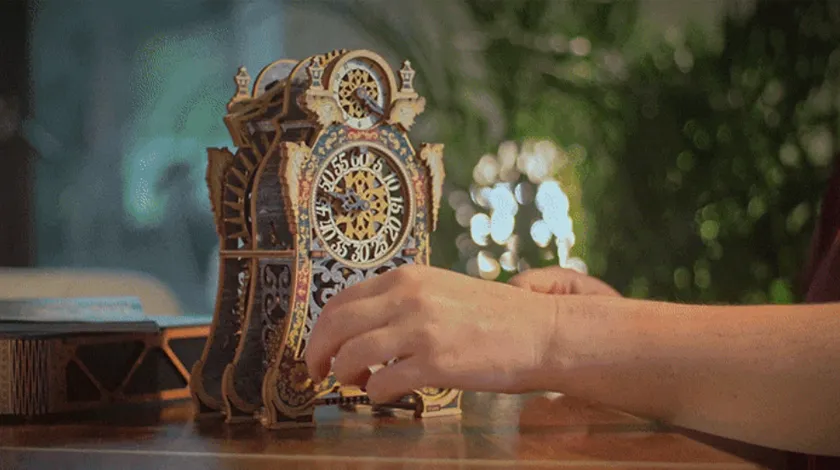 ゼンマイを巻き時を動かす