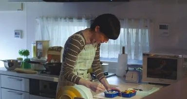 お弁当を作る母