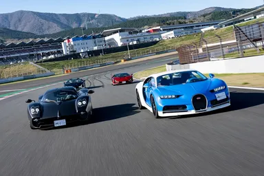 THE SKY GROUP DAY パレードラン (左)PaganiUtopia (右) BugattiChironSport