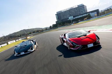 THE SKY GROUP DAY パレードラン (左) LamborghiniSIANRoadster (右) LamborghiniSIANFKP37