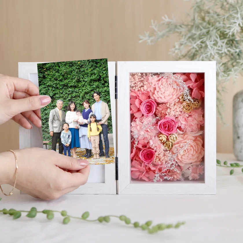 お預かりしたお写真はフレームにはめてお母さまにお届けいたします