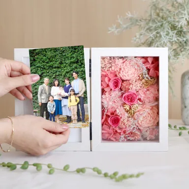 お預かりしたお写真はフレームにはめてお母さまにお届けいたします