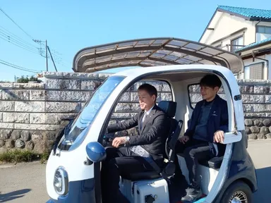 実際に株式会社バブルを訪れ試乗をする萩原鉄也氏　後部座席に乗る株式会社バブル社長　鈴木俊介氏