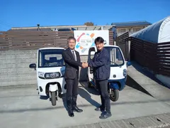 神奈川県伊勢原市の市長　萩原鉄也氏と握手を交わす株式会社社長　鈴木俊介氏