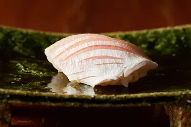 元麻布 ささ野 握り ― 真鯛