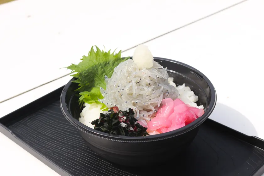 道の駅あわじ海鮮丼屋の生しらす丼