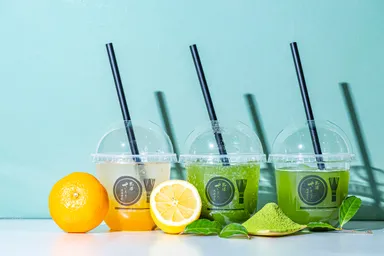 左：静岡みかんレモンサイダー 450円、中央：お抹茶サイダー 350円、右：冷やし抹茶 350円