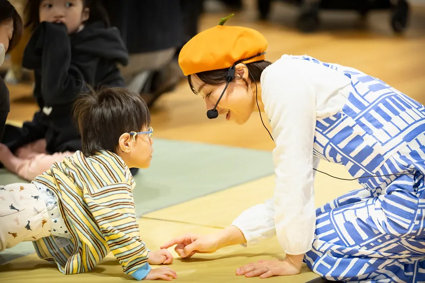 子どもたちと目と目を合わせ、心を通わせる『参加型』の演出(2025年度実施園にて)
