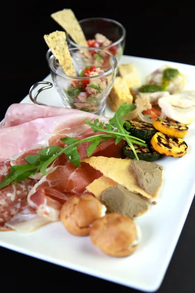 本日の前菜盛り合わせ(写真は2名様分)