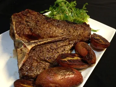 骨付きアンガス牛のビステッカ