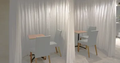 サンマリエ新宿サロンのカウンセリングスペース。落ち着いた雰囲気でじっくりと相談ができる