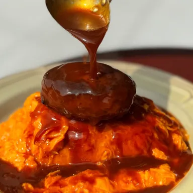 ジューシーで濃厚なハンバーグオムライス