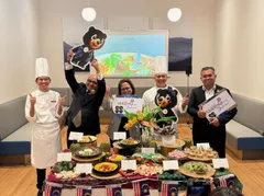 プレスイベントの様子(右から駐日マレーシア大使館農務部ザヒリ参事官、ANAクラウンプラザホテル神戸ヘッドシェフ、マレーシア政府観光局シャリザ日本局長、ジェネラルマネージャー、シェフ)