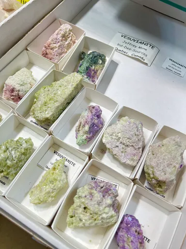 カラフルな宝石の原石