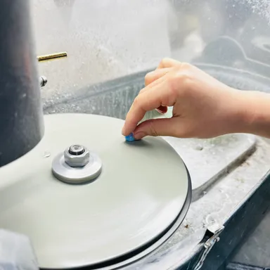 平面研磨機で研磨体験