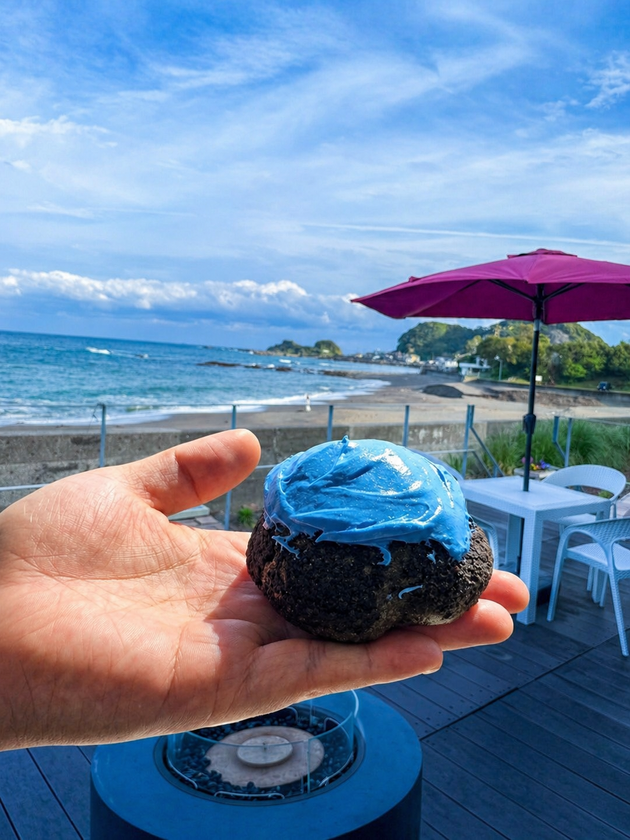 世にも奇妙な「青いシュークリーム」誕生　
千葉・鴨川の絶景を“食べる”新体験