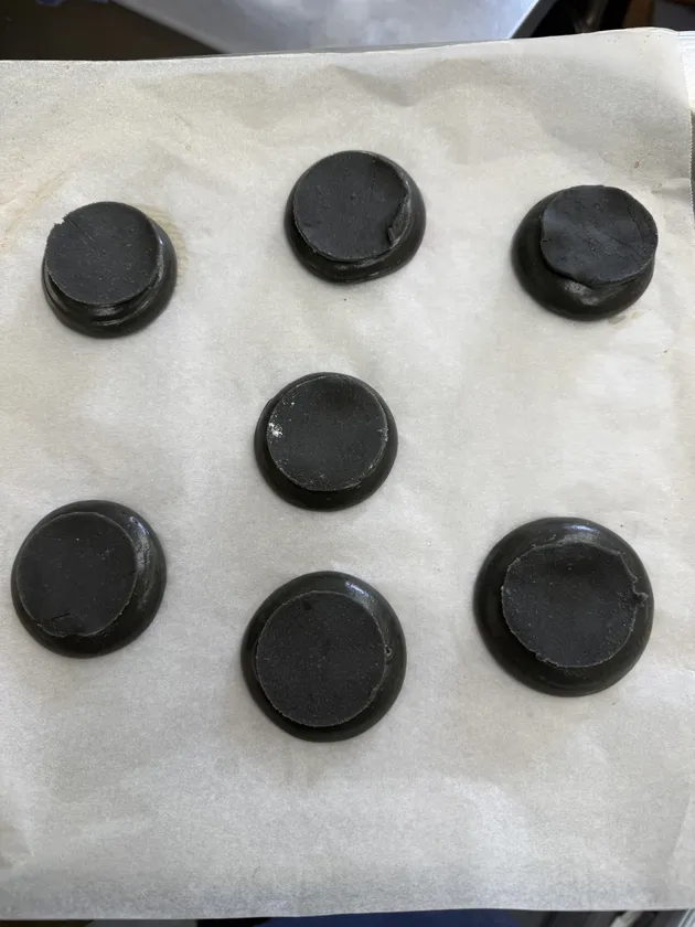 竹炭で作る黒いシュー