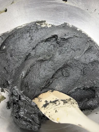 黒いシュー生地