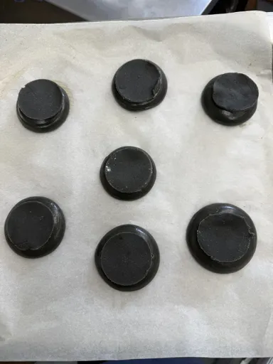 竹炭で作る黒いシュー