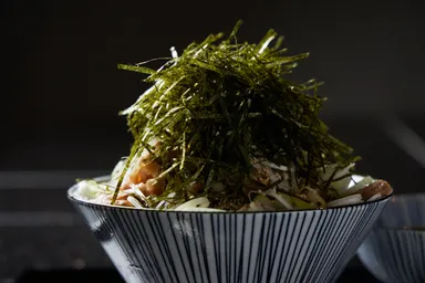 迫力のある冷し肉そばの特盛り。