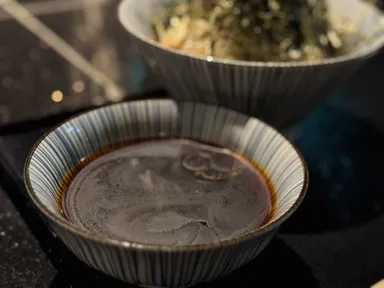 麺つゆには厳選された辛味、風味が際立つラー油が浮かぶ。