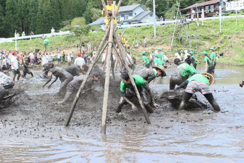 泥だらけになる参加者