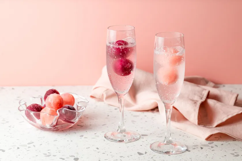 スパークリングに合わせて華やかに!ぷかぷか浮かぶ「ジャム氷」