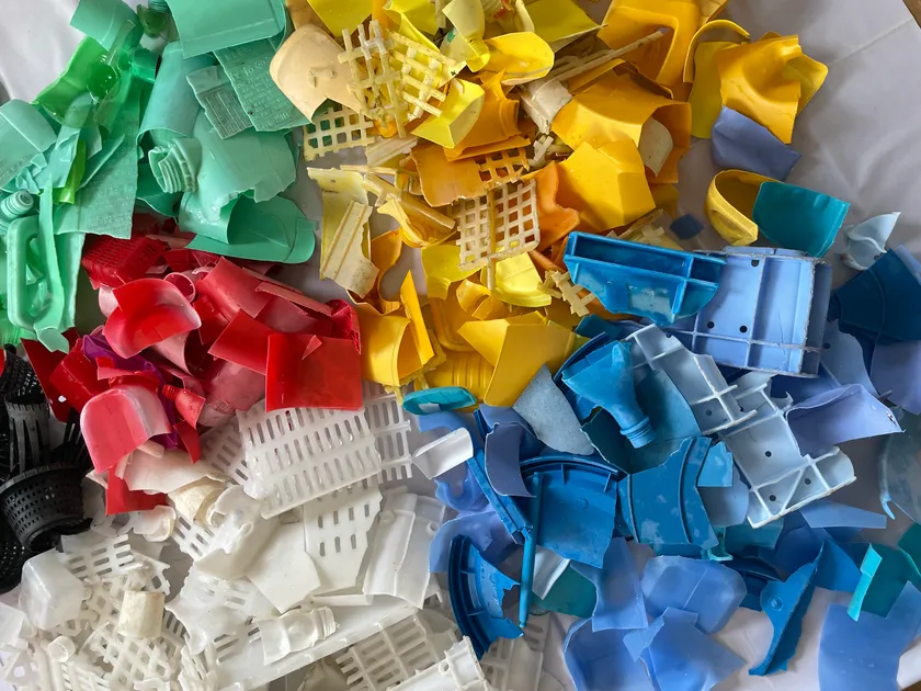 洗浄・切断・色分けした海洋プラスチックゴミ