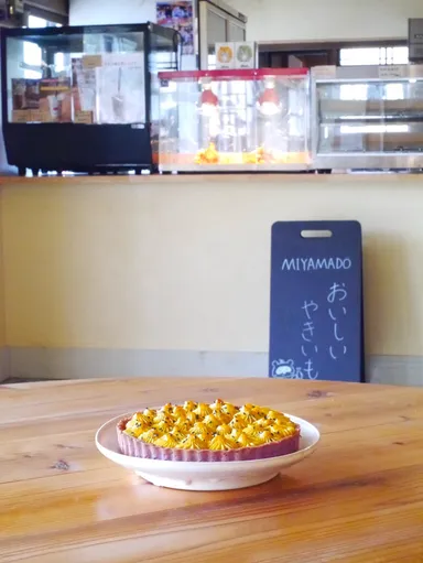 レトロな店内で、スイートポテトタルトなどのスイーツを新発売！