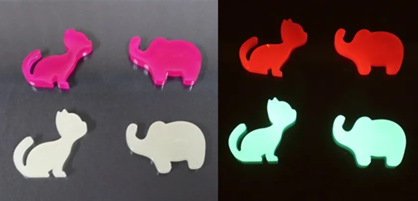 Rhodamine B(赤、上)と Fluorescein(緑、下)を加えたシリカ複合体をエポキシ樹脂で固めたものです。左は室内の光で見た様子、右(発光している側)はLED(波長405 nm)を当てたときの様子です。