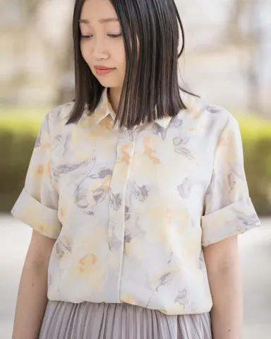 人気プリント生地のブラウス