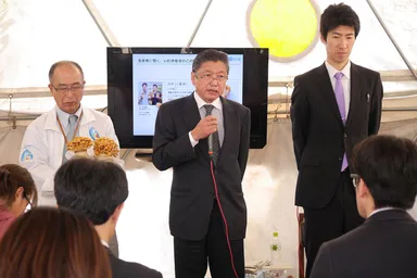 「現在も震災前の価格まで戻らず、いわき産を求める優先順位が低い」と語る有限会社すずき農園　代表の鈴木さん(中央)と、「生産効率よりおいしさを重視している」という有限会社加茂農産　専務の加茂さん(右)