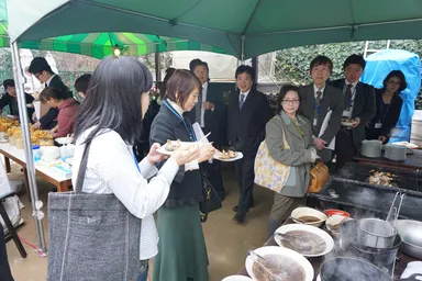 収穫したきのこを、炭火焼きでご試食いただく、メディア関係者