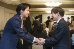 確かな成長を握手に込めて。仲間の成果を共に喜び合う。