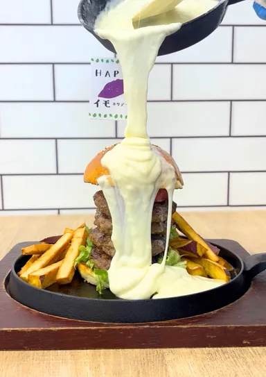 チーズまみれ！阿波黒牛4段バーガー