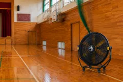 体育館のアリーナの端まで風を届ける小型業務用扇風機「30M FANS MOVE」