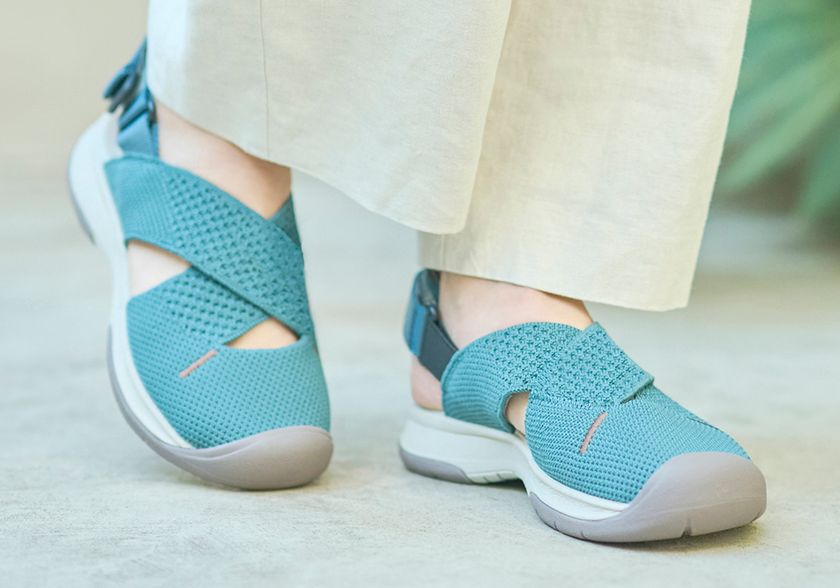 アキレス独自のユニバーサルデザイン基準から生まれた　
『■●▲Designs(R)』フォートゥースリーデザインズ
という名の“フダン靴”
“長い夏を快適に過ごせるよう設計されたサンダル”
26年春夏モデル2タイプ登場