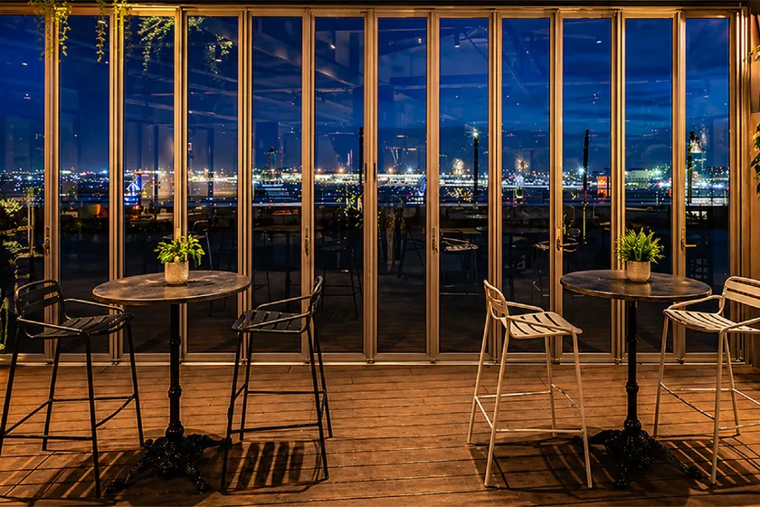 目の前を行き交う飛行機を眺める展望デッキ×ビアガーデン