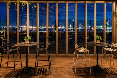 目の前を行き交う飛行機を眺める展望デッキ×ビアガーデン