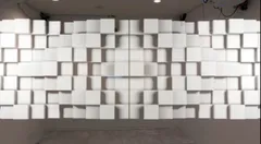 部屋の壁が崩れて冒険がスタート