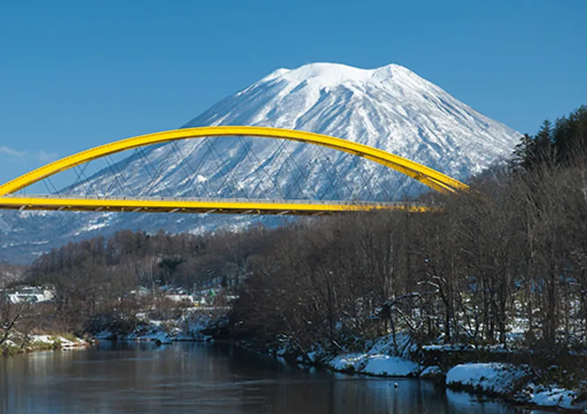 黄色いニセコ大橋と羊蹄山