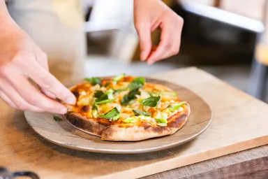 季節の野菜で作ったピザ