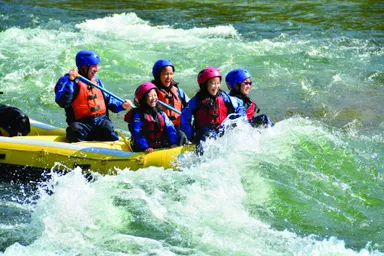 激流を楽しめる春ラフティング(2)