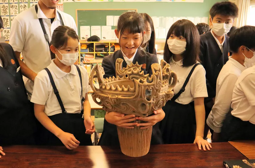大塚オーミ陶業による小学校・出張授業での活用の様子