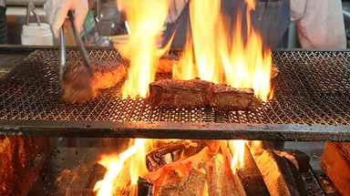 炭と薪の直火焼き