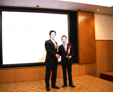 経済産業大臣政務官　岩井茂樹氏より、記念トロフィーを授与