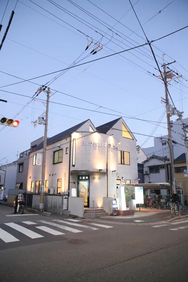 患者様のニーズに合わせ、年間364日。月～土は22時まで診療