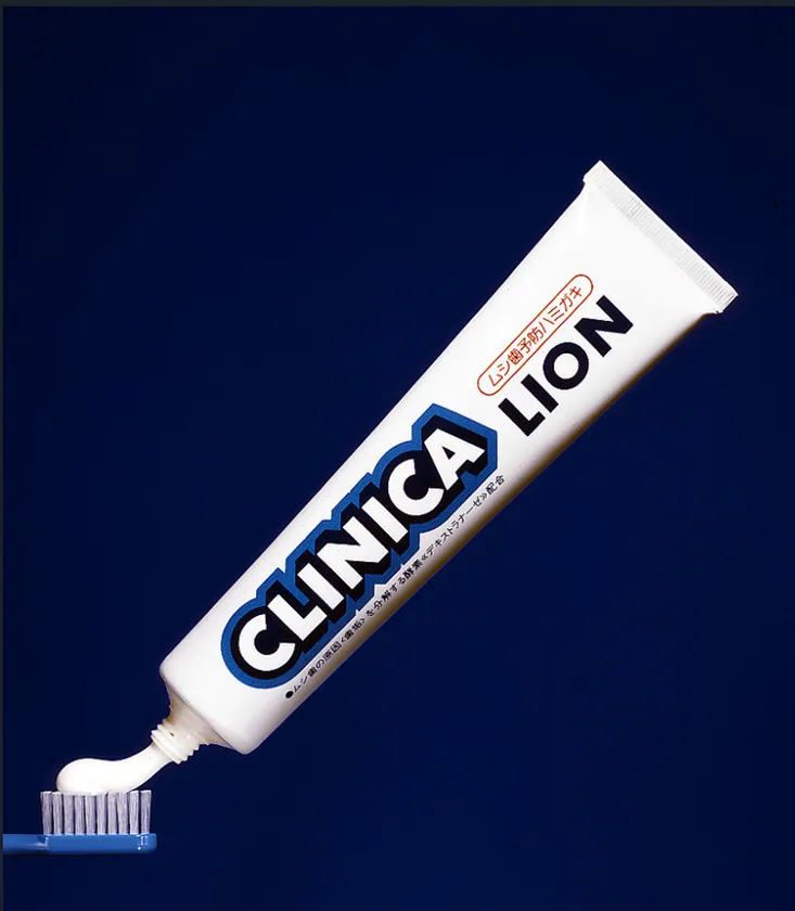 1981年発売の『クリニカライオン』。世界初、歯垢分解酵素(有効成分：デキストラナーゼ)を配合