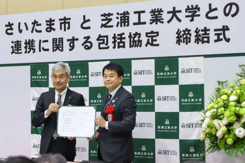 清水勇人さいたま市長(右)と山田純学長(左)
