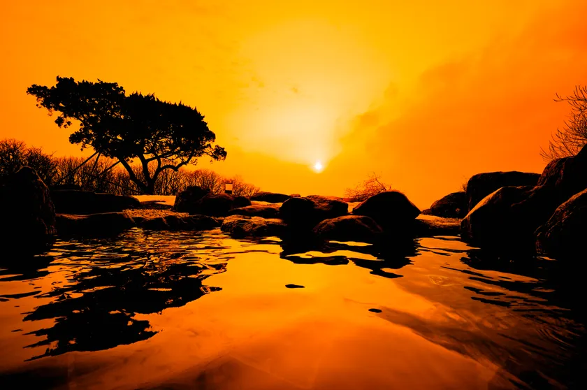 とろっとした美肌の湯を夕陽を見ながらおたのしみください。